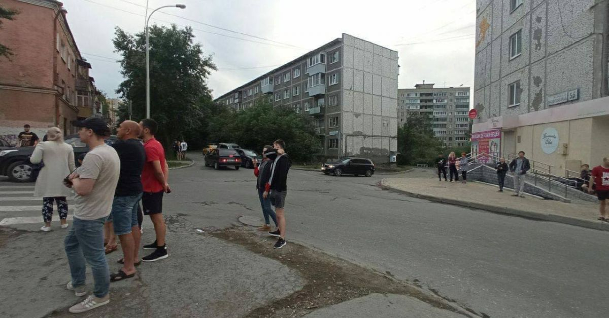 Стрелба в Екатеринбург! Има ранени, тече евакуация ВИДЕО