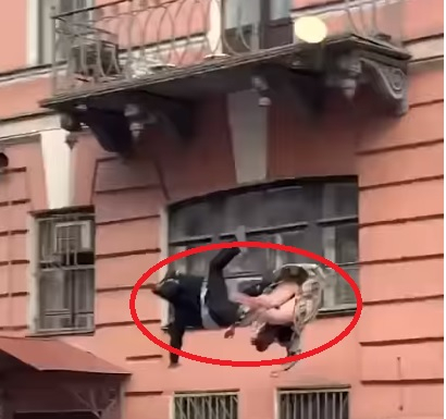 Мъж и жена се млатиха на балкон, накрая и двамата паднаха от него ВИДЕО