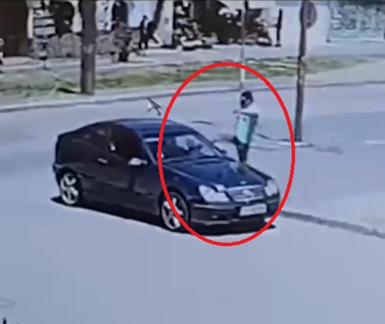 Шокиращо ВИДЕО: Мъж изскочи от джип и изрита в главата шофьорка в София