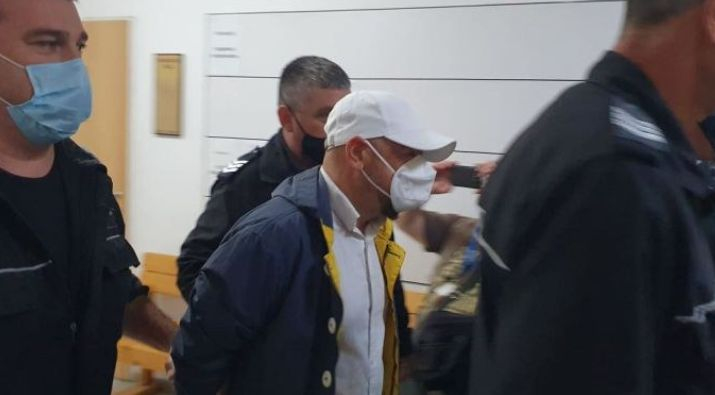 Ето го окован адвоката, посегнал на Митко в "Капана" СНИМКИ