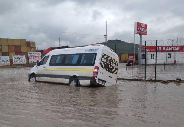 Кошмарен воден ад връхлетя Бурса ВИДЕО 
