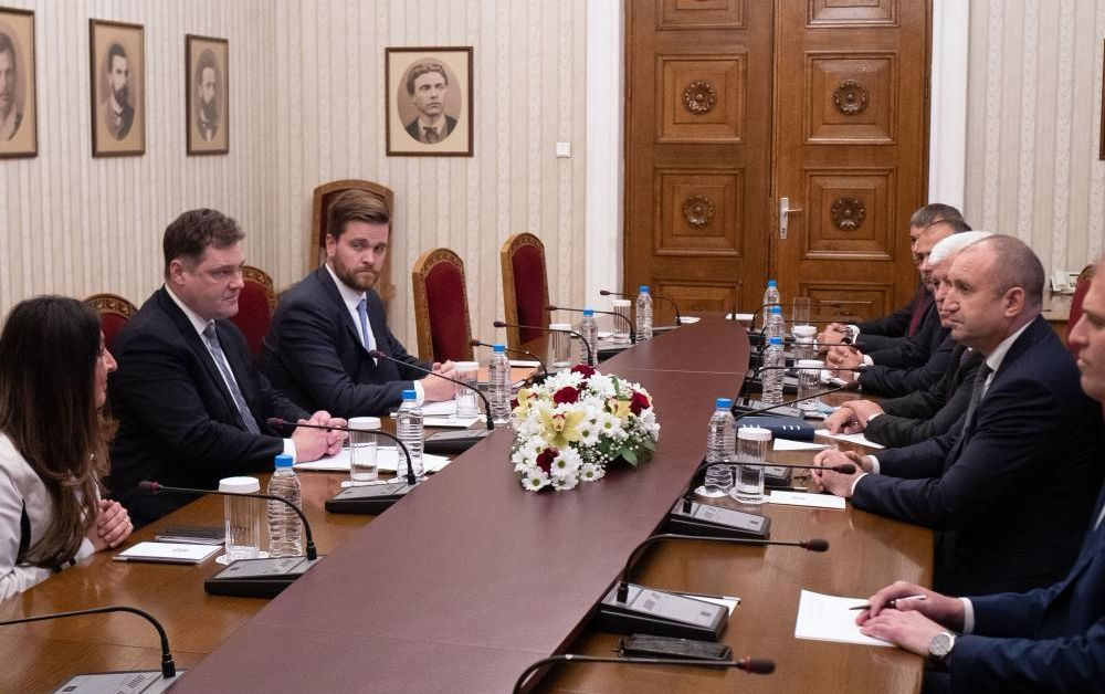 Радев се видя с Херо Мустафа и...
