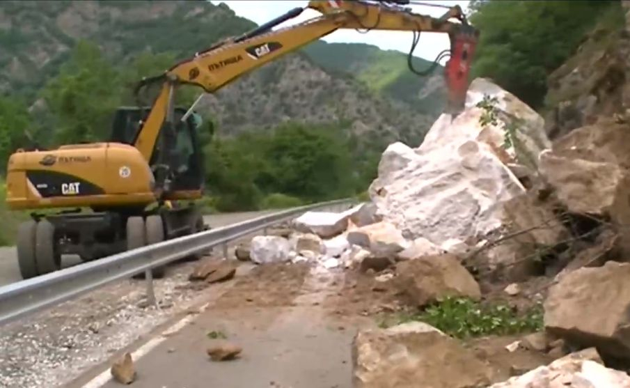 Първо ВИДЕО от тоновете скална маса, затворили пътя Кричим-Девин 