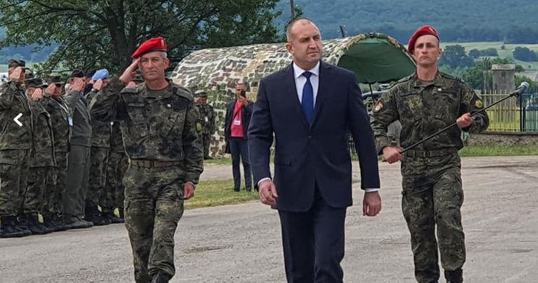 Румен Радев и Херо Мустафа заедно на настъпателно военно учение СНИМКИ