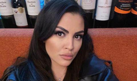 Деси Цонева се пусна по голи гърди на припек СНИМКА 18+