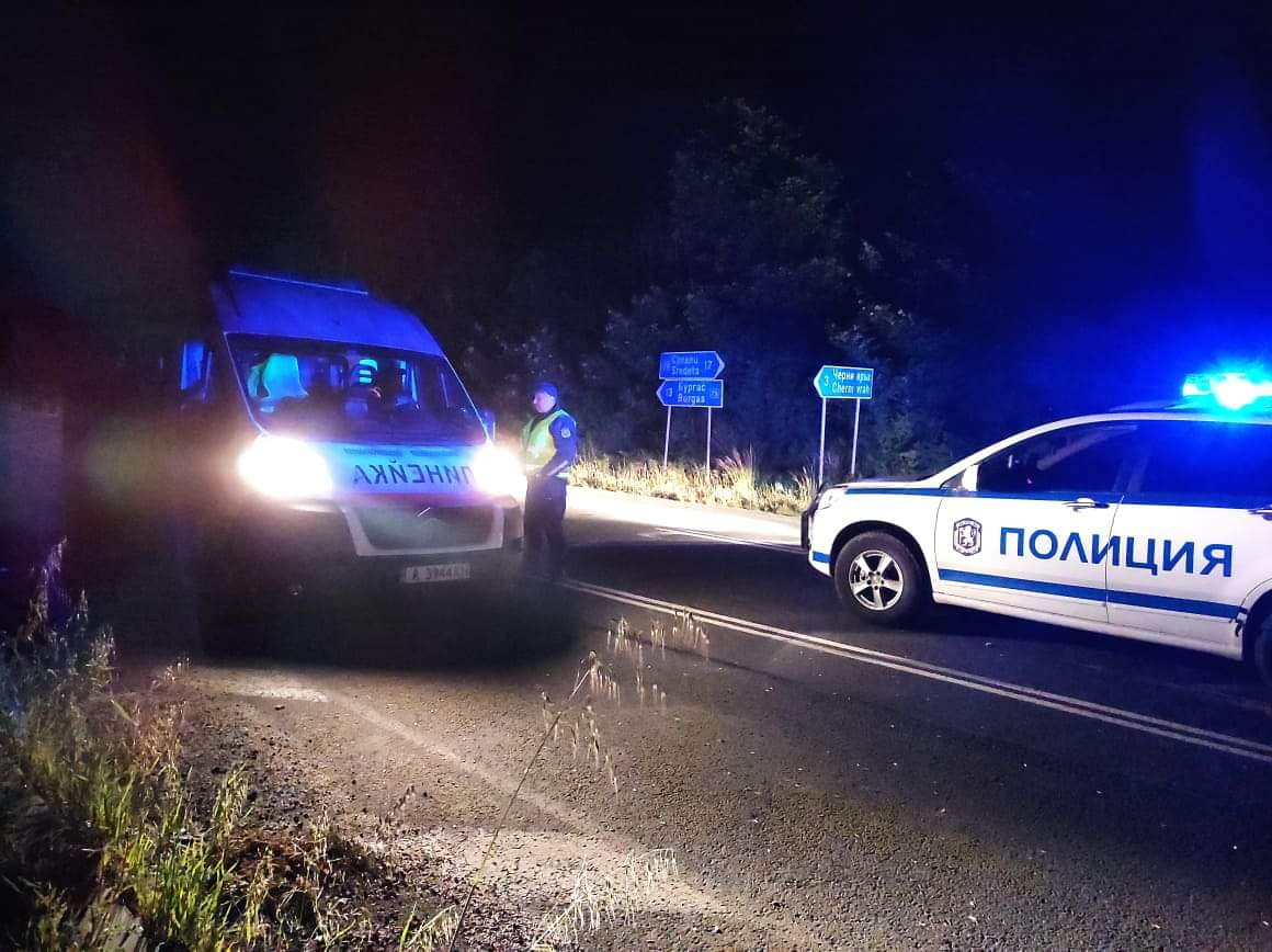 Ад по тъмна доба в Бургас: Кола се разцепи на две след катастрофа, има загинал и ранени