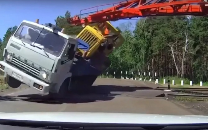 Неравна битка: Камаз и трактор срещу влак ВИДЕО 