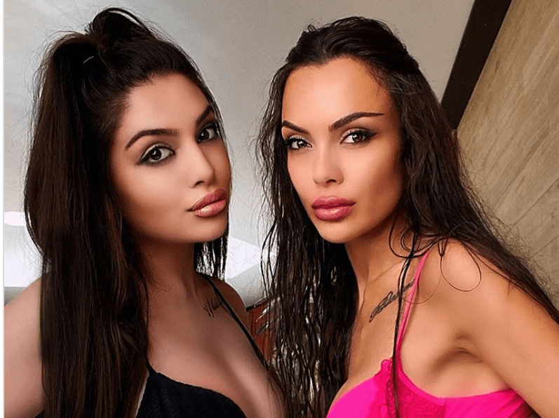 Лияна и дъщеря й шокираха! Показаха си гърдите на обща СНИМКА 18+