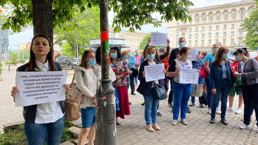 Ето какво се случва пред работното място на внезапно пенсионирания проф. Кантарджиев СНИМКИ 