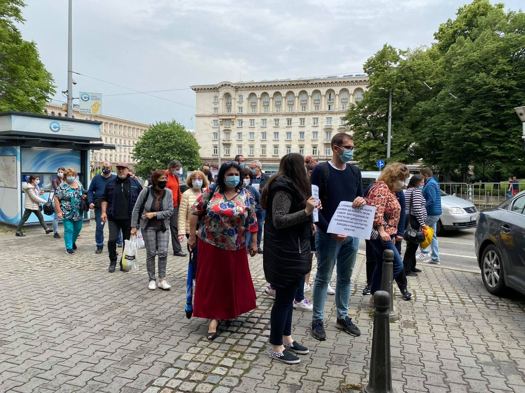 Ето какво се случва пред работното място на внезапно пенсионирания проф. Кантарджиев СНИМКИ 