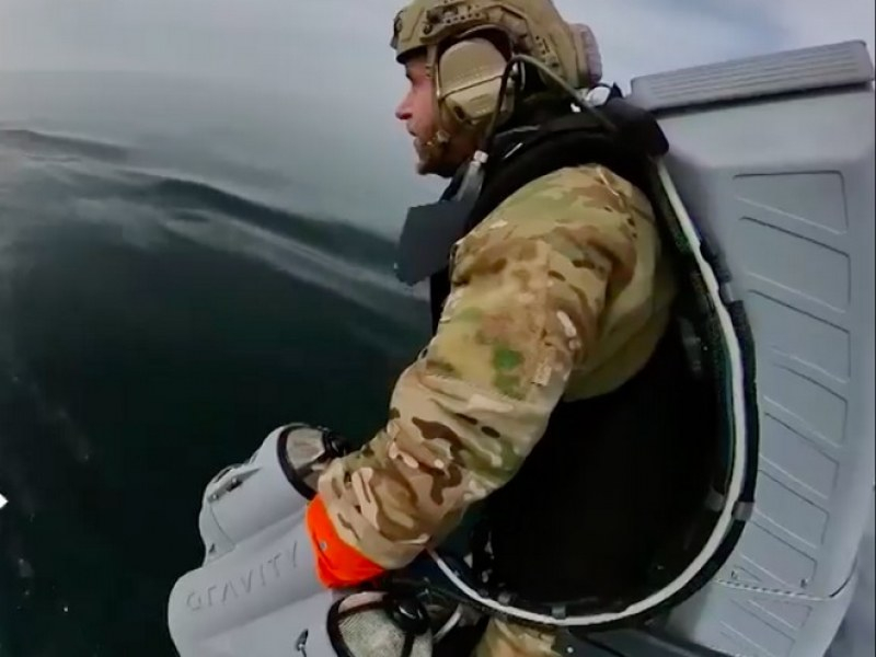 Шок! Летящи с над 120 км в час войници ВИДЕО