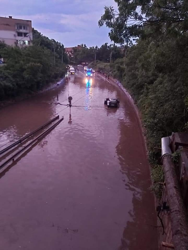 Невиждан потоп във Враца, потънаха коли с хора ВИДЕО