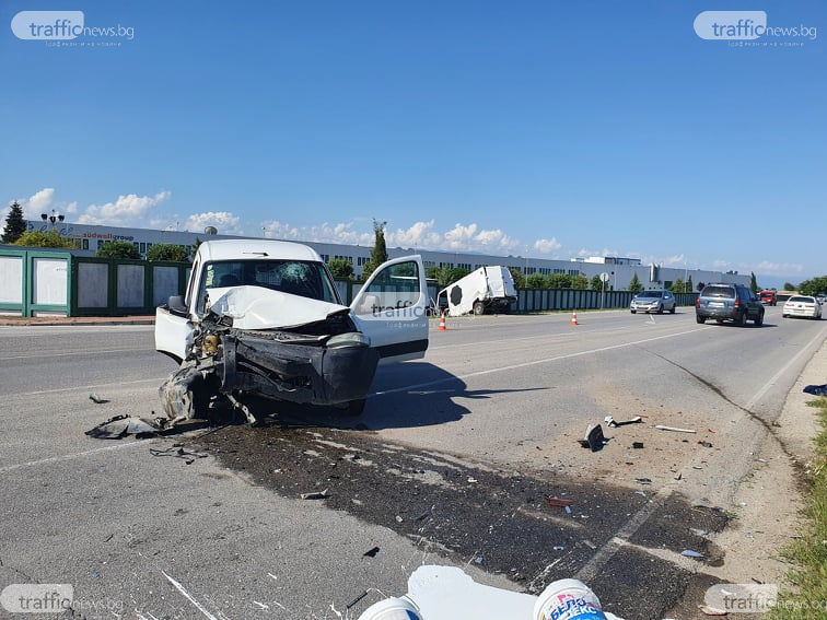 Двама в болница след адски сблъсък на бус с микробус край Пловдив