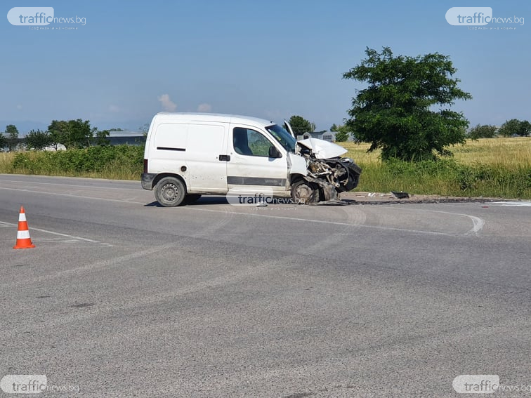 Двама в болница след адски сблъсък на бус с микробус край Пловдив