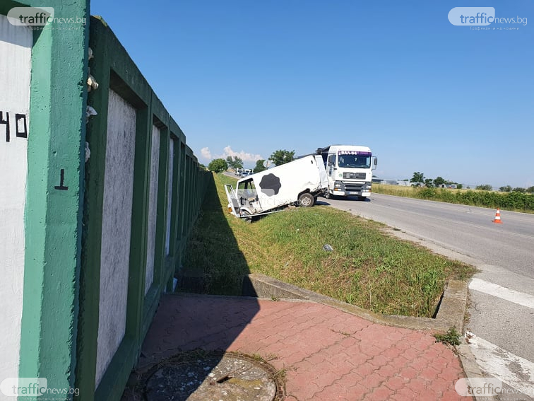 Двама в болница след адски сблъсък на бус с микробус край Пловдив