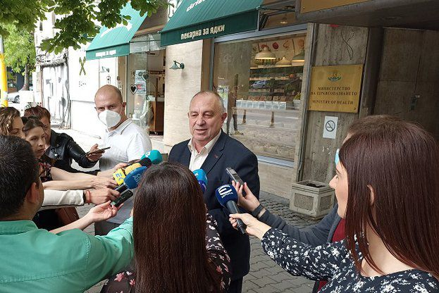 Безумният план на МЗ за махане на маските