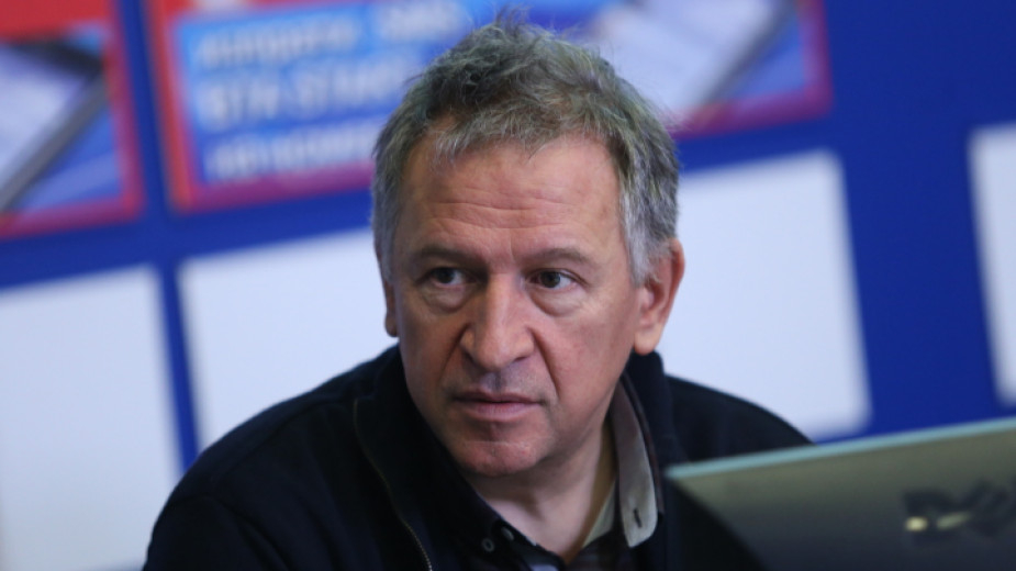 Голям скандал с ваксинирането на Кацаров, размириса се на далавера 