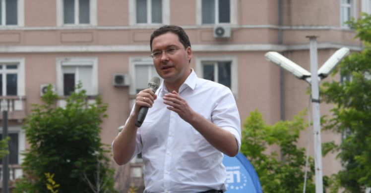 Даниел Митов захапа Рашков: Иска да вкара путинизъм у нас!