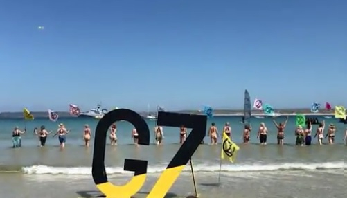 Полуголи екоактивистки с акция в края на срещата на Г-7 ВИДЕО 18+