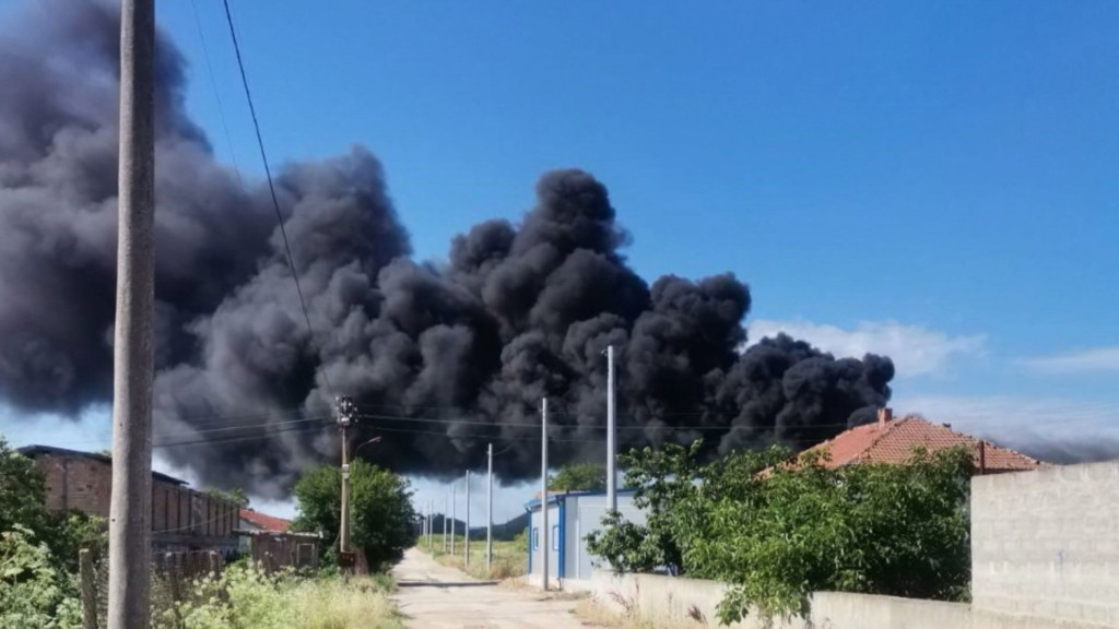 Огнен ад вилня в базата на земеделска кооперация в Бяла СНИМКА
