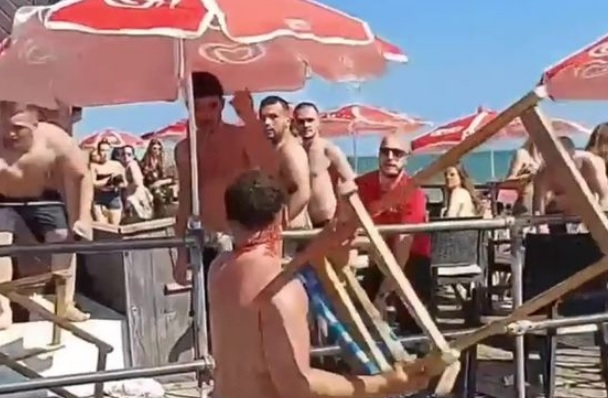 ВИДЕО 18+ запечата свирепа свада на плажа с хвърляне на шезлонги и маси
