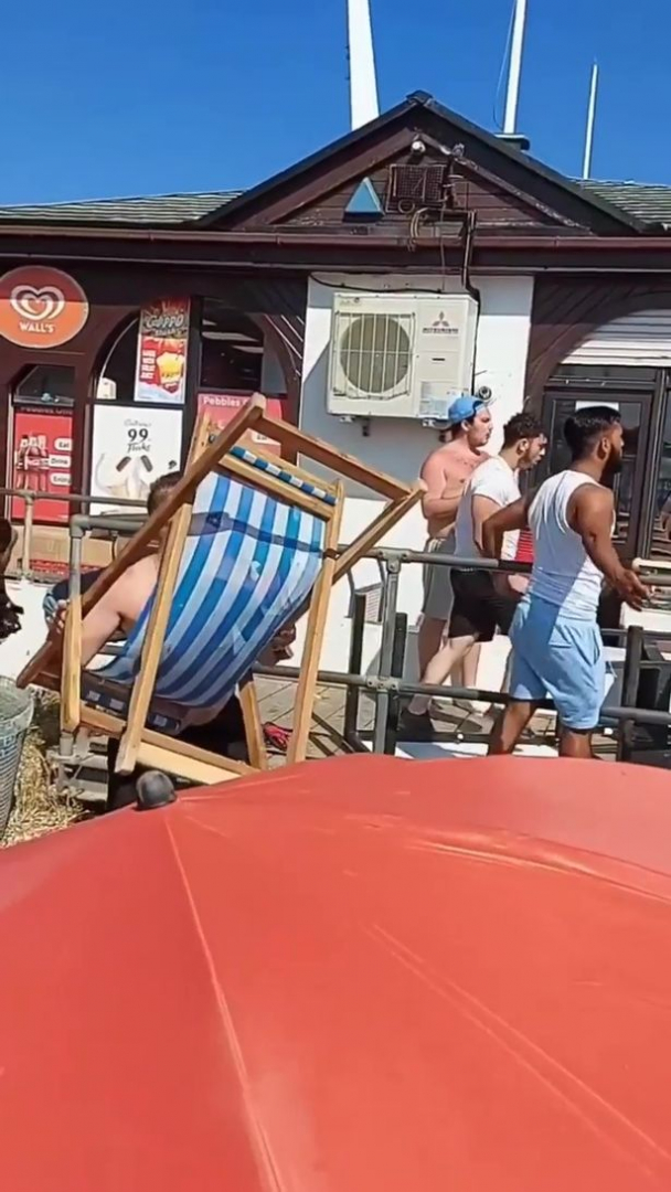 ВИДЕО 18+ запечата свирепа свада на плажа с хвърляне на шезлонги и маси