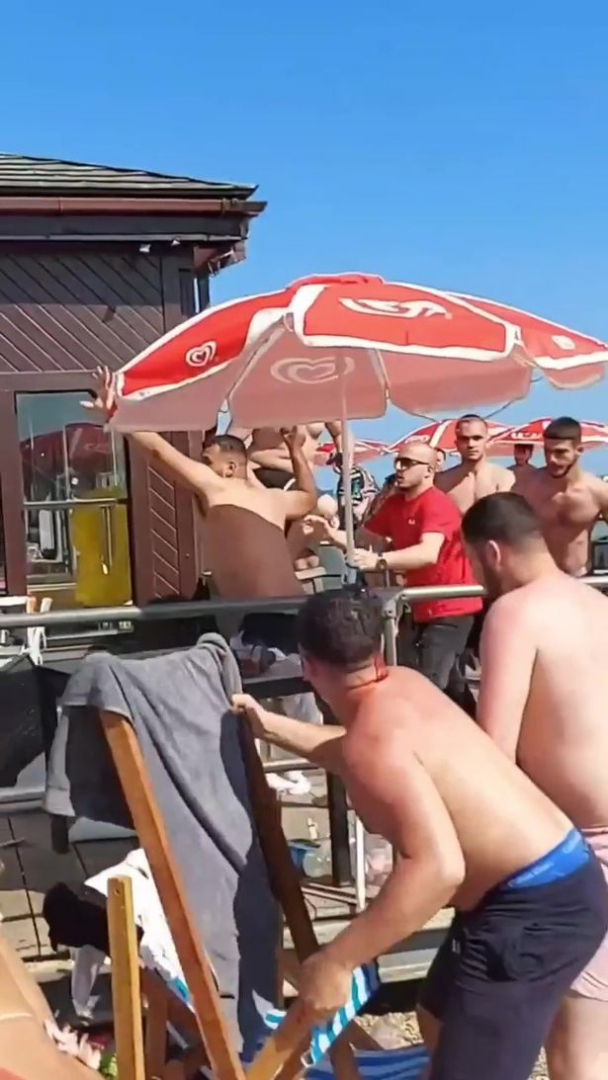 ВИДЕО 18+ запечата свирепа свада на плажа с хвърляне на шезлонги и маси