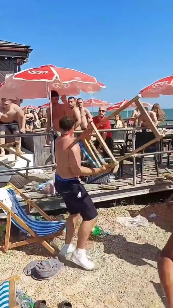 ВИДЕО 18+ запечата свирепа свада на плажа с хвърляне на шезлонги и маси