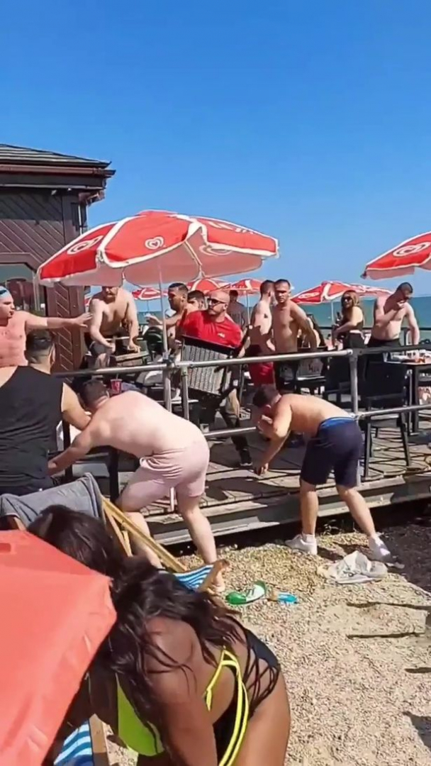 ВИДЕО 18+ запечата свирепа свада на плажа с хвърляне на шезлонги и маси