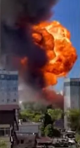 Бензиностанция в Новосибирск се запали! Гръмнаха и резервоари ВИДЕО