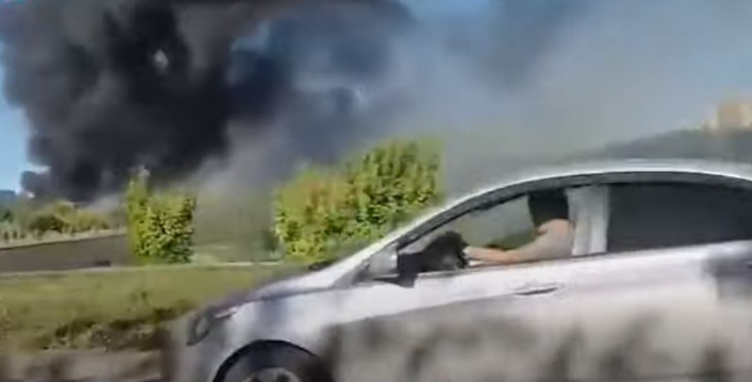 Бензиностанция в Новосибирск се запали! Гръмнаха и резервоари ВИДЕО