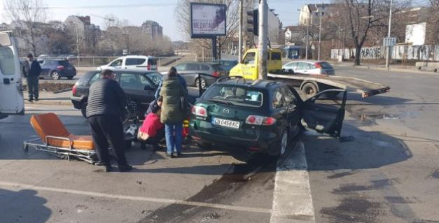 Три коли се помляха пред пешеходна пътека в Пловдив 