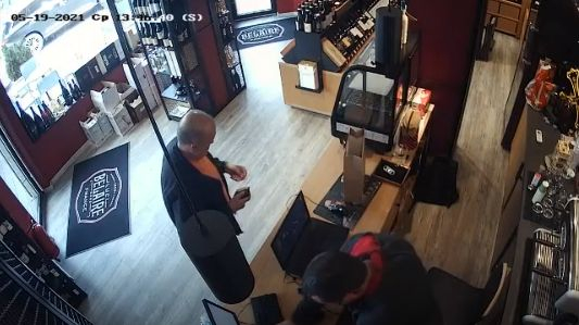 Скандално! Петко Петков изпрати ЗАПИС как купува уиски и пури за Пламен Узунов