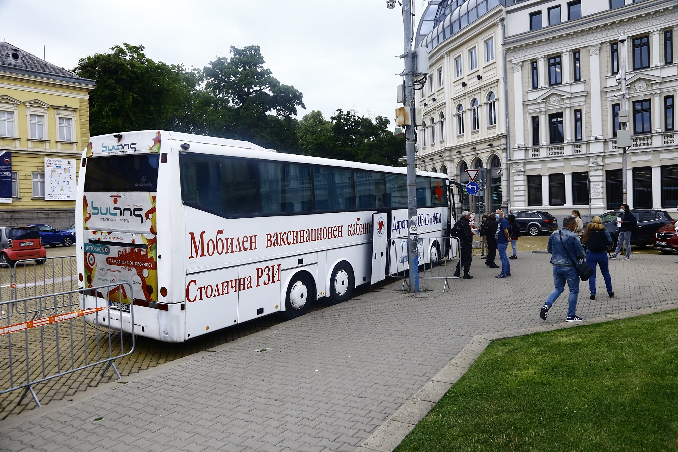 90 г. софиянка се ваксинира в автобус СНИМКИ