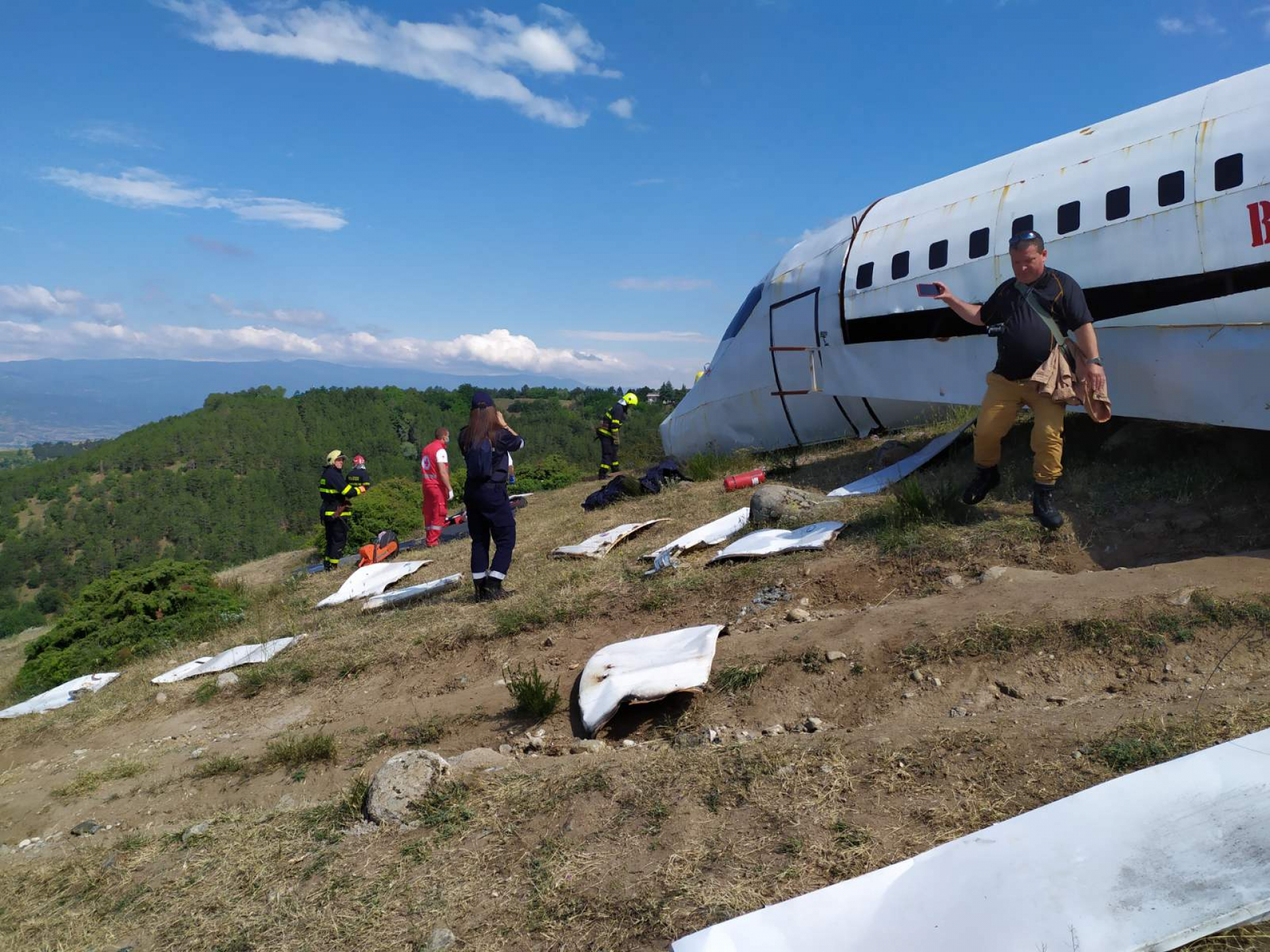  Самолет със 150 души на борда кацна аварийно над село Поленица и избухна в пламъци ВИДЕО