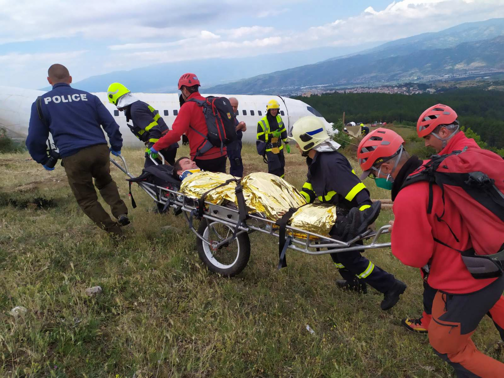  Самолет със 150 души на борда кацна аварийно над село Поленица и избухна в пламъци ВИДЕО