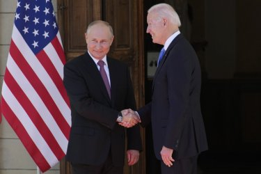Хаос на срещата Путин-Байдън! Меле пред очите на президентите ВИДЕО