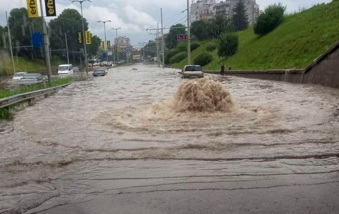 Невиждан ад: Русе се превърна във Венеция, извадиха канута, бивш министър бедства! ВИДЕО