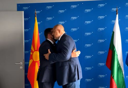 Заев дойде в България и веднага се прегърна с Борисов, подари му пури, а лидерът на ГЕРБ намеси Радев ВИДЕО