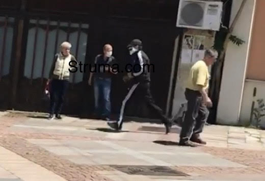 Първи СНИМКИ на предполагаемия въоръжен апаш, обрал дупнишка банка ВИДЕО