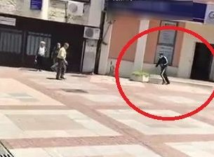 Първи СНИМКИ на предполагаемия въоръжен апаш, обрал дупнишка банка ВИДЕО