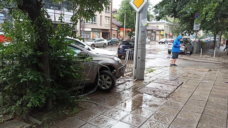 Първо в БЛИЦ! Адско верижно меле в София! СНИМКИ