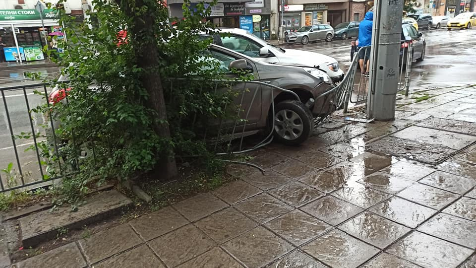 Първо в БЛИЦ! Адско верижно меле в София! СНИМКИ
