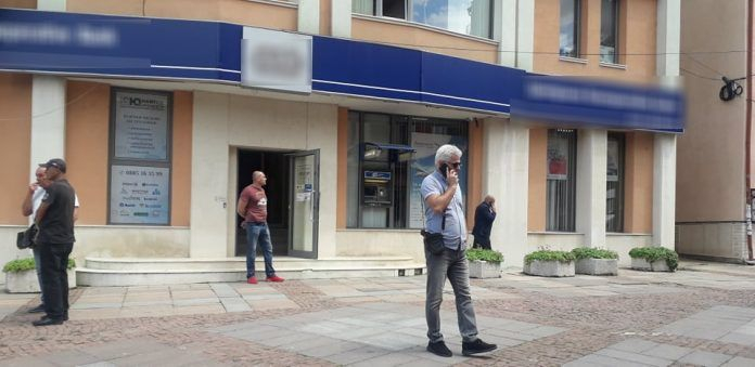 Не е за вярване кой е мъжът, обрал банката в Дупница СНИМКИ
