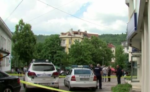 Не е за вярване кой е мъжът, обрал банката в Дупница СНИМКИ