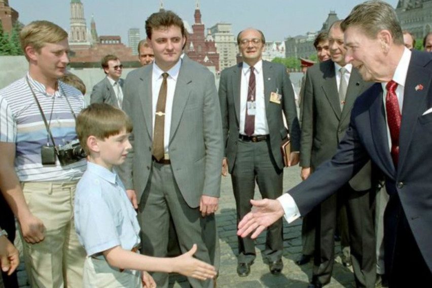 Тайнствена СНИМКА от 1988 г. заплете голяма мистерия с младия Путин и Рейгън