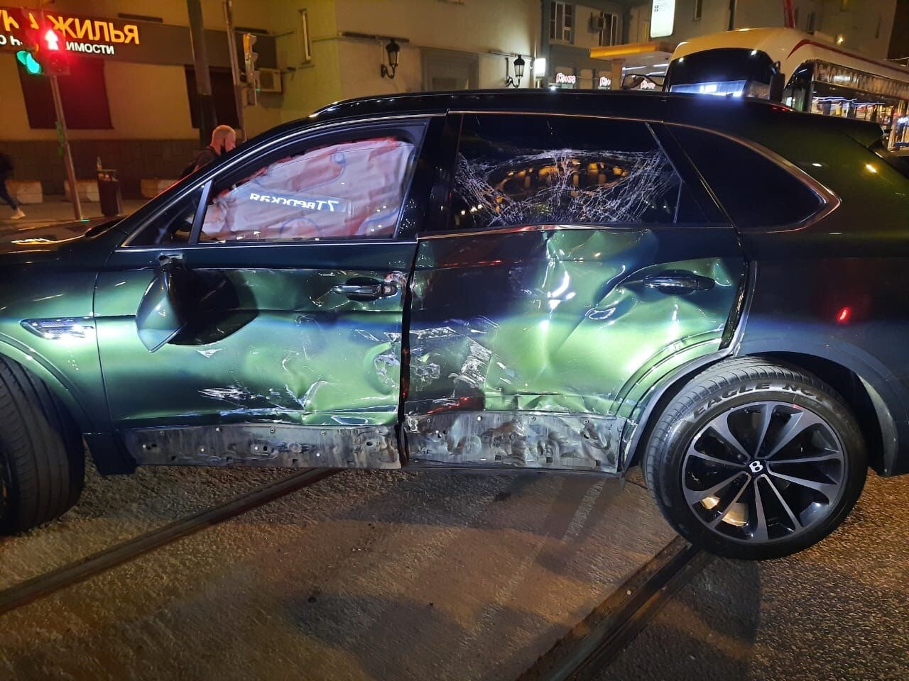 ВИДЕО запечата сблъсъка между шофьрка с Bentley Bentayga и трамвай