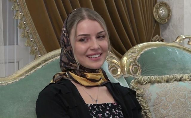 Полицаи и мутри преследват 22-г. лесбийка и приятелката й