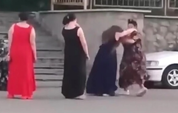 Свиреп бой между циганки завърши с неочакван край ВИДЕО 18+