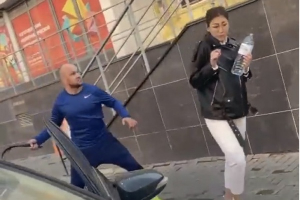 Разгневен мъж преби с колан палави девойки, в мрежата го хвалят ВИДЕО 